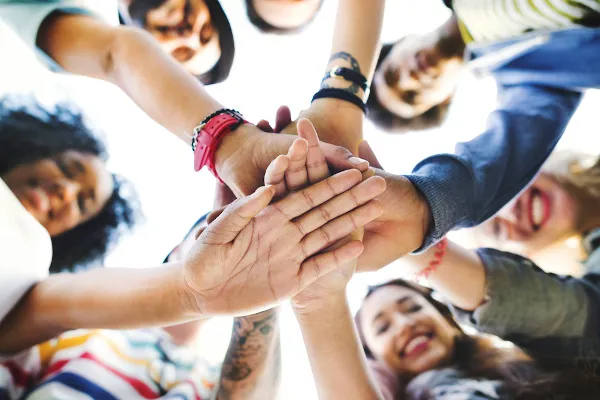 Nas escolas, a formação cidadã deve ir além dos livros. Envolve práticas de convivência, projetos sociais, debates sobre ética, meio ambiente e respeito às diferenças.