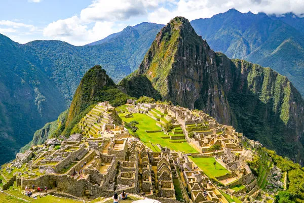 -ruinas-da-cidade-de-machu-picchu-no-peru-uma-maravilha-moderna-edificada-pelos-incas.webp