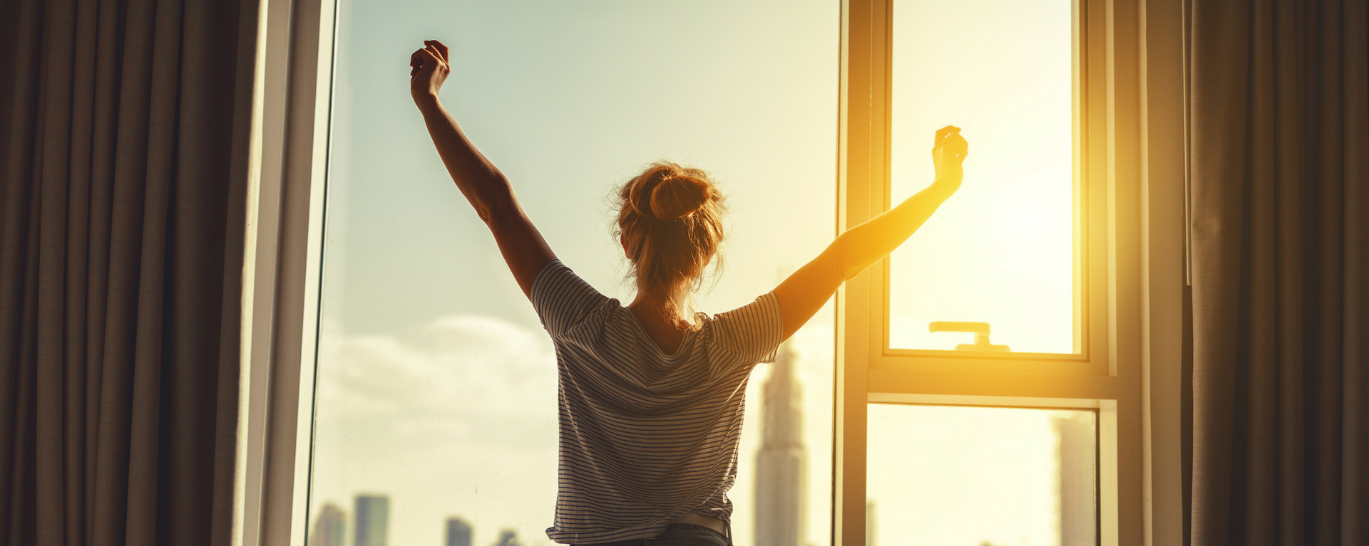 Comece o dia se alongando e se expondo aos primeiros raios solares