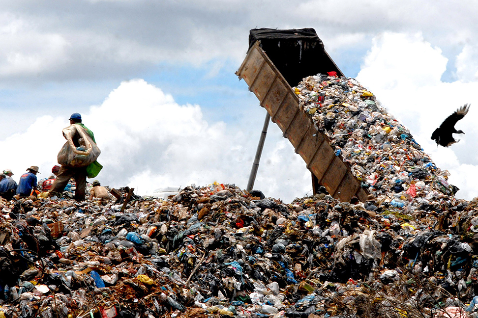 O descarte de lixo a céu aberto é um dos problemas ambientais e de saúde pública mais graves do Brasil. Mesmo com leis específicas, prazos definidos e punições previstas, milhares de municípios ainda utilizam lixões como destino final dos resíduos urbanos.