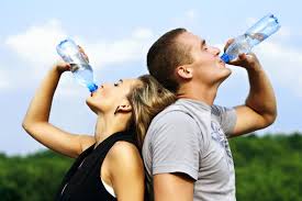 Entenda a importância de se hidratar no verão, os riscos da desidratação e descubra frutas, água de coco e sucos naturais que cuidam da saúde