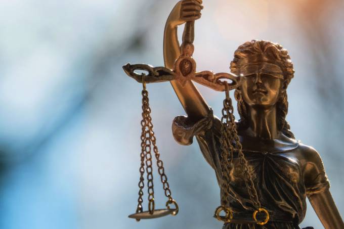 Entenda por que a justiça é mais distante para os mais pobres, a desigualdade no acesso ao Judiciário, o papel da justiça gratuita e os desafios da cidadania no Brasil.