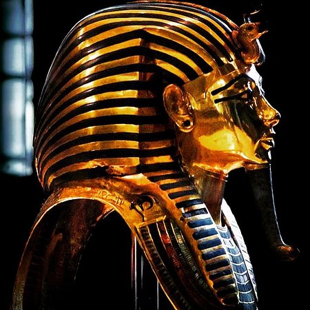 Descubra a história da Máscara de Tutancâmon: quem foi o faraó, onde a máscara foi encontrada, seus materiais, simbolismo, curiosidades e as controvérsias que a cercam.