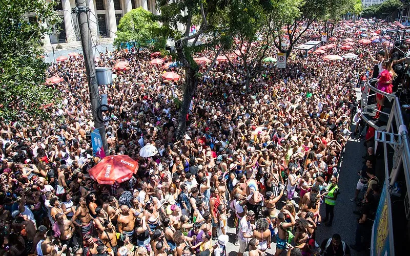 Carnaval antecipado já tomou as ruas de várias cidades do Brasil. Como se preparar para a maratona de folia o que comer, cuidados com a saúde