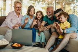 Descubra como é a rotina da família que mora longe: saudade, chamadas de vídeo, encontros raros e abraços que compensam a distância.