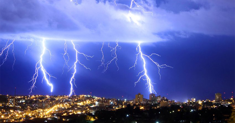 O Brasil é Campeão Mundial de Queda de Raios. Entenda os riscos, impactos na agricultura e como se proteger durante tempestades.