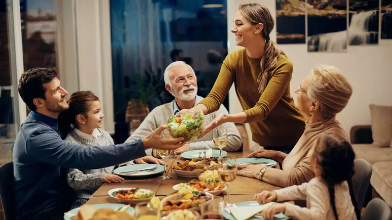 Um retrato carinhoso da família do almoço de domingo: comida farta, conversas animadas e laços que se fortalecem à mesa.