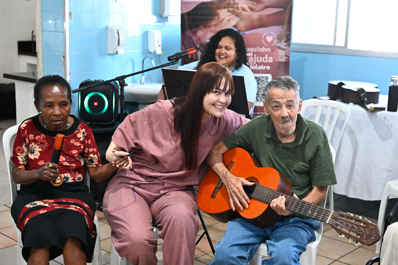Entenda a realidade dos idosos em asilos no Brasil, os desafios estruturais, dados sobre institucionalização e como fortalecer vínculos familiares e sociais.