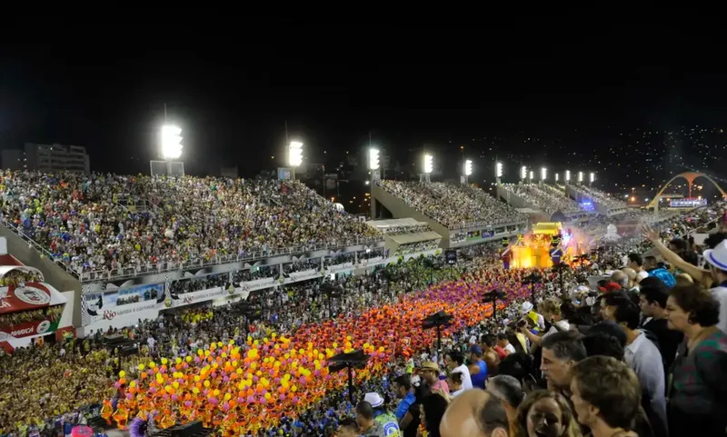 Descubra a origem do Carnaval, sua ligação com festas romanas e tradições religiosas, e como se tornou a maior celebração cultural do Brasil.