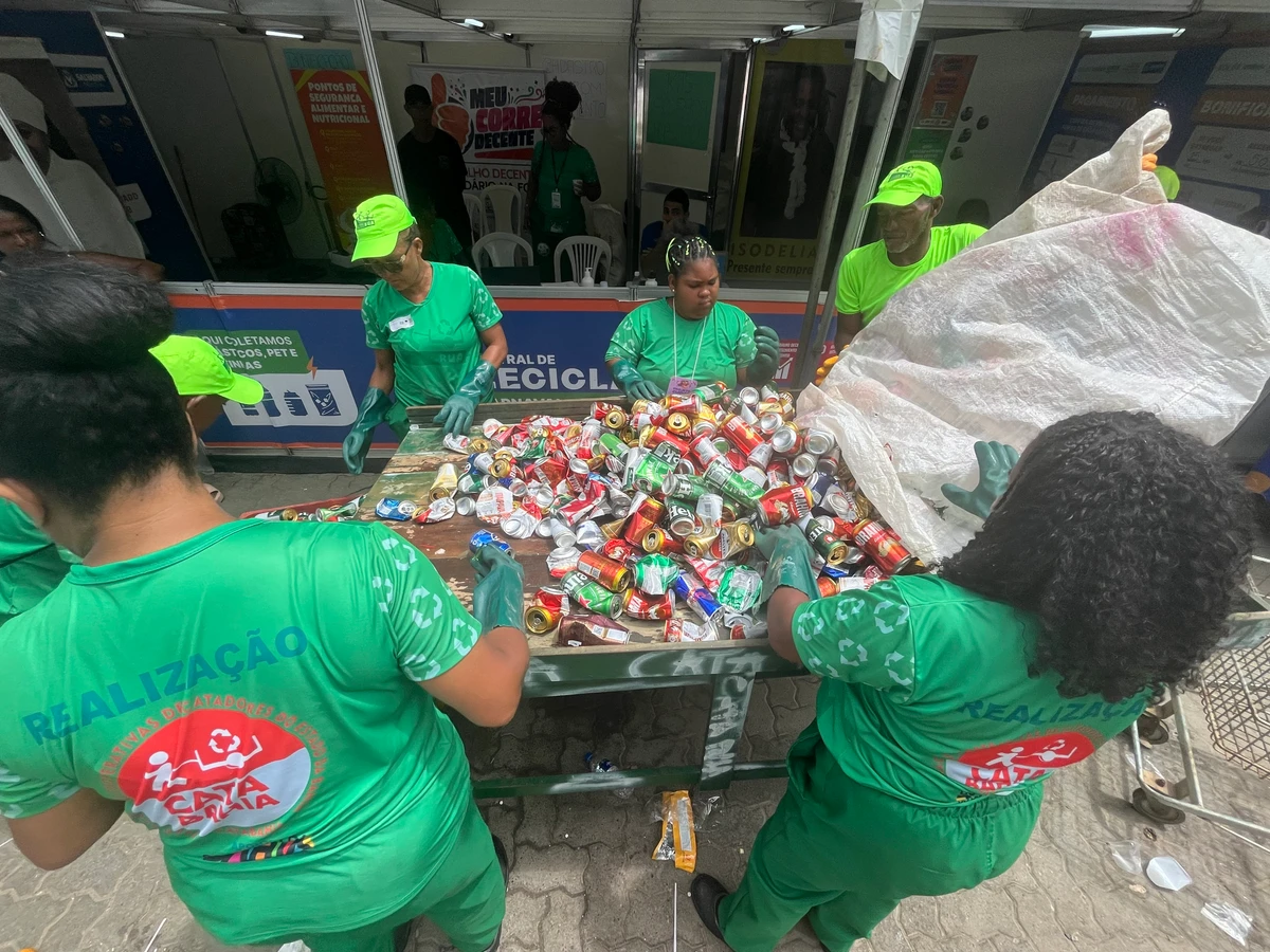 Salvador entra para o Guinness Book ao reciclar 46 toneladas de latinhas no Carnaval. Veja o impacto social, ambiental e o valor arrecadado com a ação histórica.