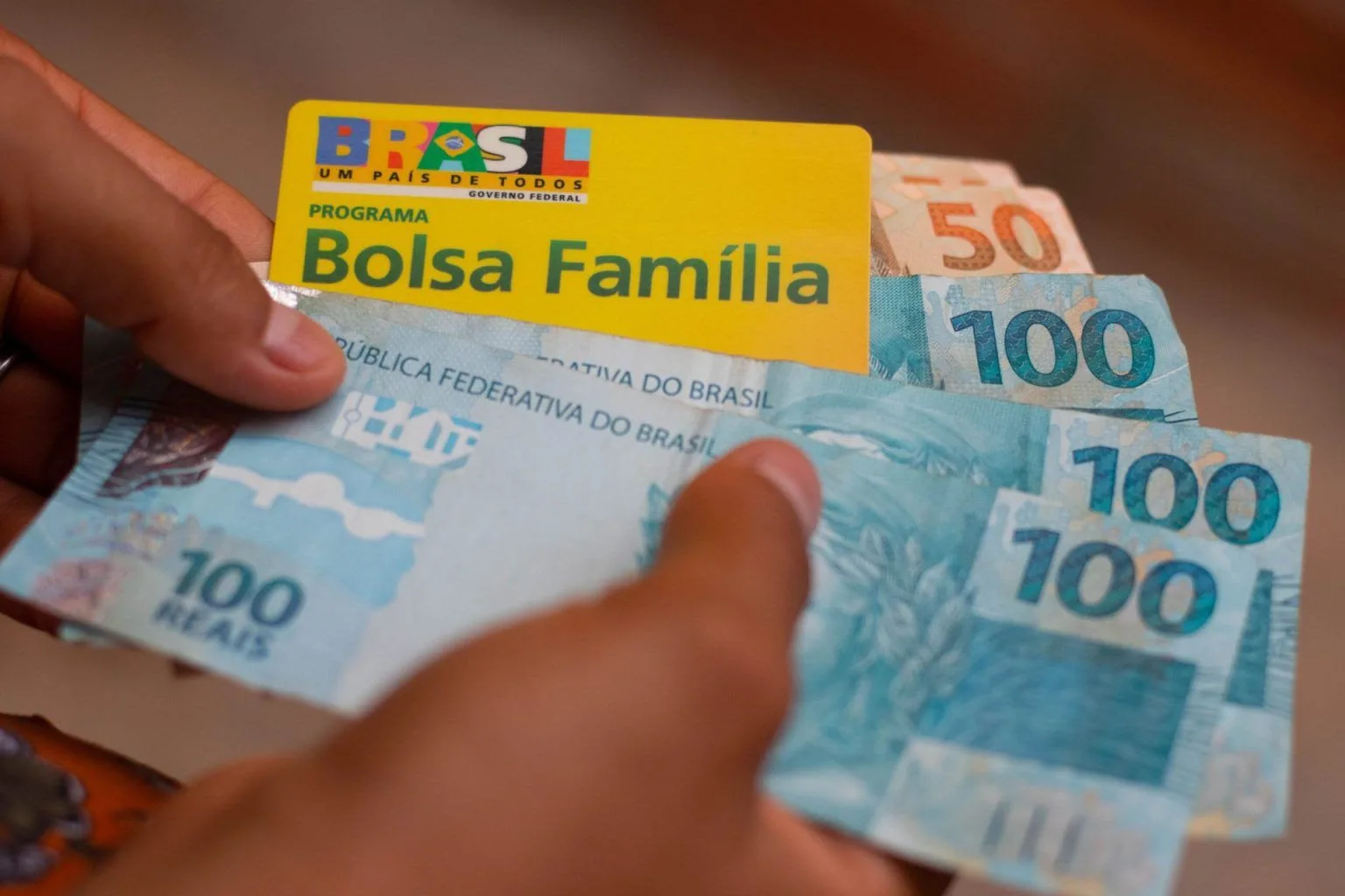 Bolsa Família em ano eleitoral: entenda o aumento de beneficiários, o impacto nas contas públicas e como a expansão do programa pode influenciar juros e política econômica no Brasil.