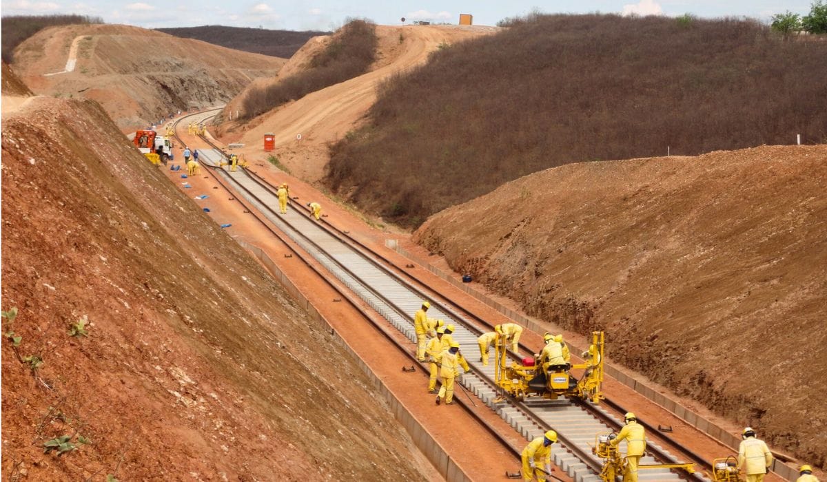 O Brasil Nos Trilhos. A Ferrovia Transnordestina pode transformar a logística do Nordeste. Entenda o investimento bilionário, impactos