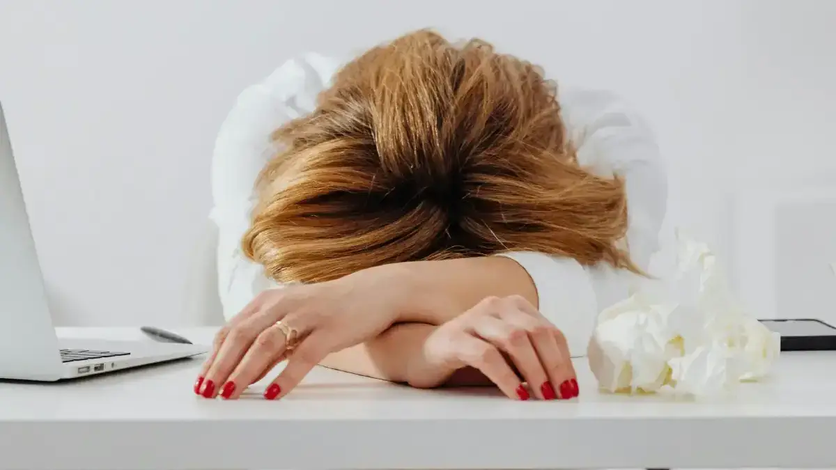 Descubra o que é exaustão mental, quais são seus sinais e como recuperar o equilíbrio emocional quando o cansaço não passa.