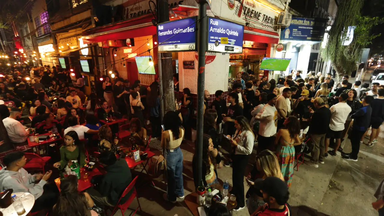 Como o barulho, o lixo e o desrespeito às regras contribuem para o caos urbano e descubra como a cidadania pode transformar a convivência.