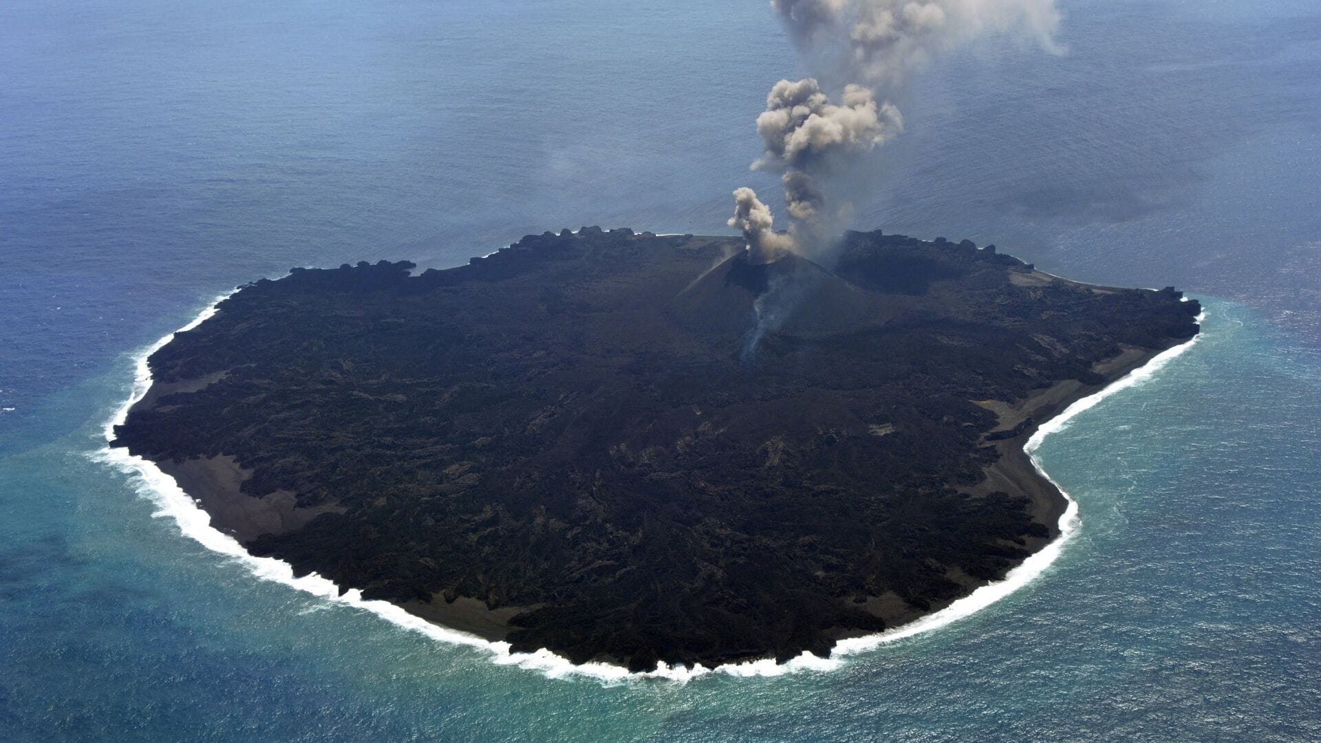Existe uma ilha no Japão que surge e desaparece no mar. Veja como a atividade vulcânica cria esse fenômeno raro que intriga cientistas e o mundo