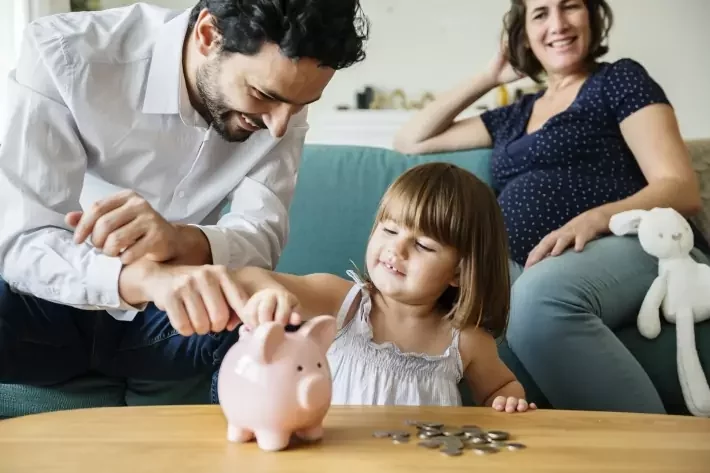Descubra como a família que ensina educação financeira prepara filhos para lidar com dinheiro com responsabilidade e construir um futuro seguro.