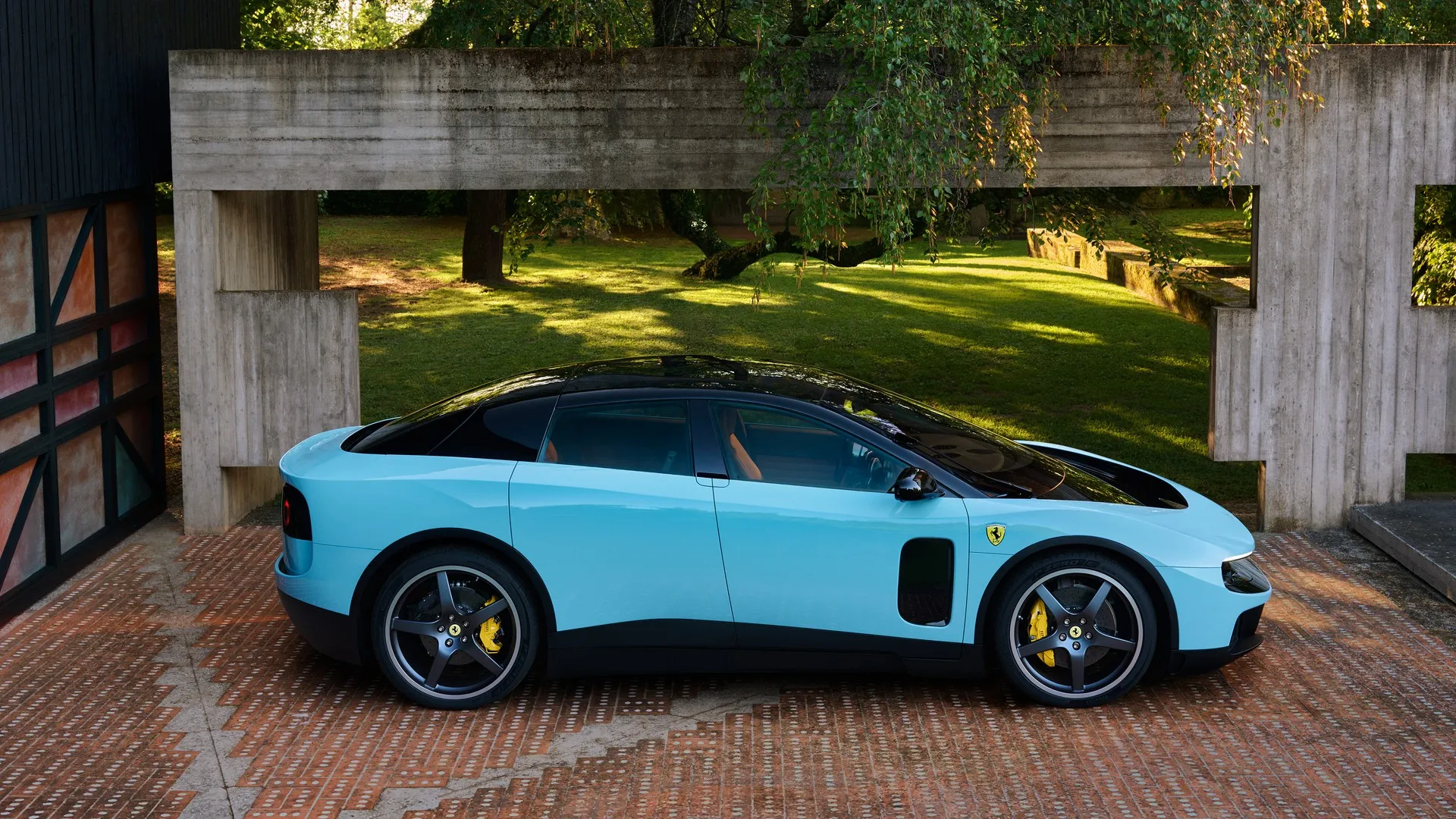 Ferrari elétrica gera polêmica e derruba ações da companhia. Entenda os impactos do primeiro supercarro elétrico da marca italiana.