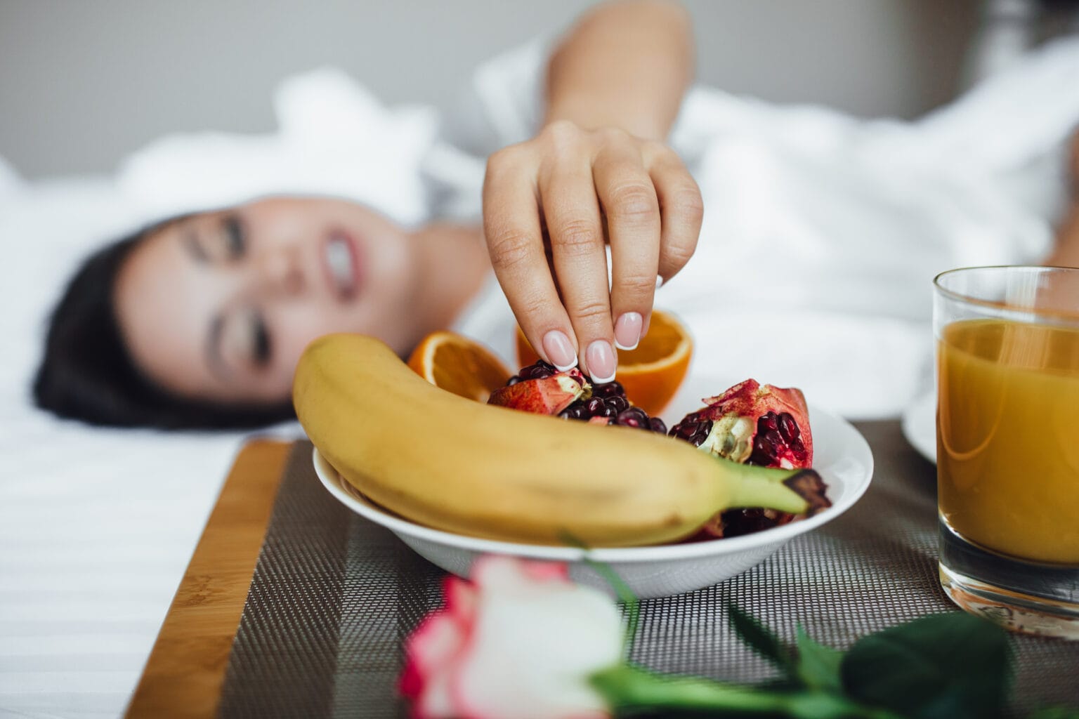 Descubra como a alimentação inadequada à noite pode prejudicar o sono, aumentar o cansaço e afetar sua saúde emocional. tenha bons hábitos