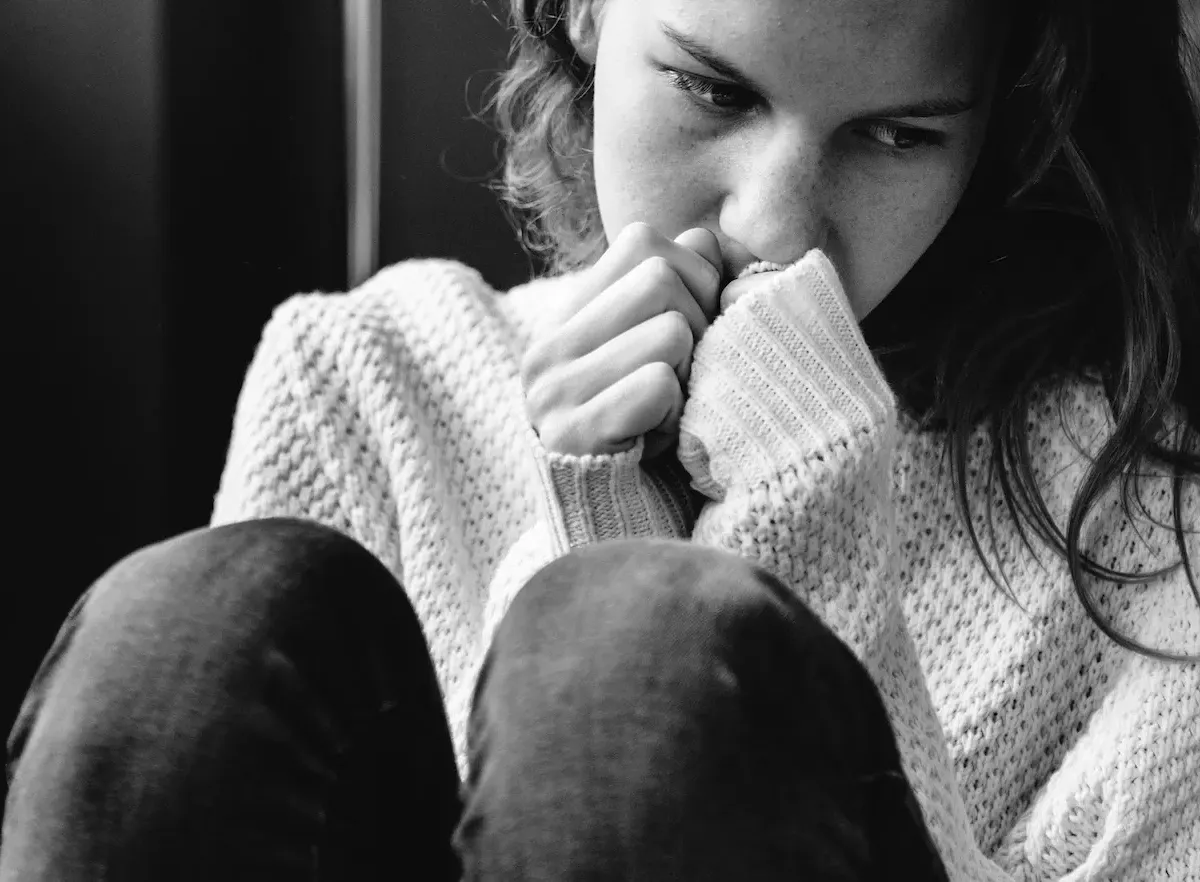 Entenda como a solidão afeta a saúde física e emocional, quais são os sinais de alerta e como combater o isolamento social na vida moderna.