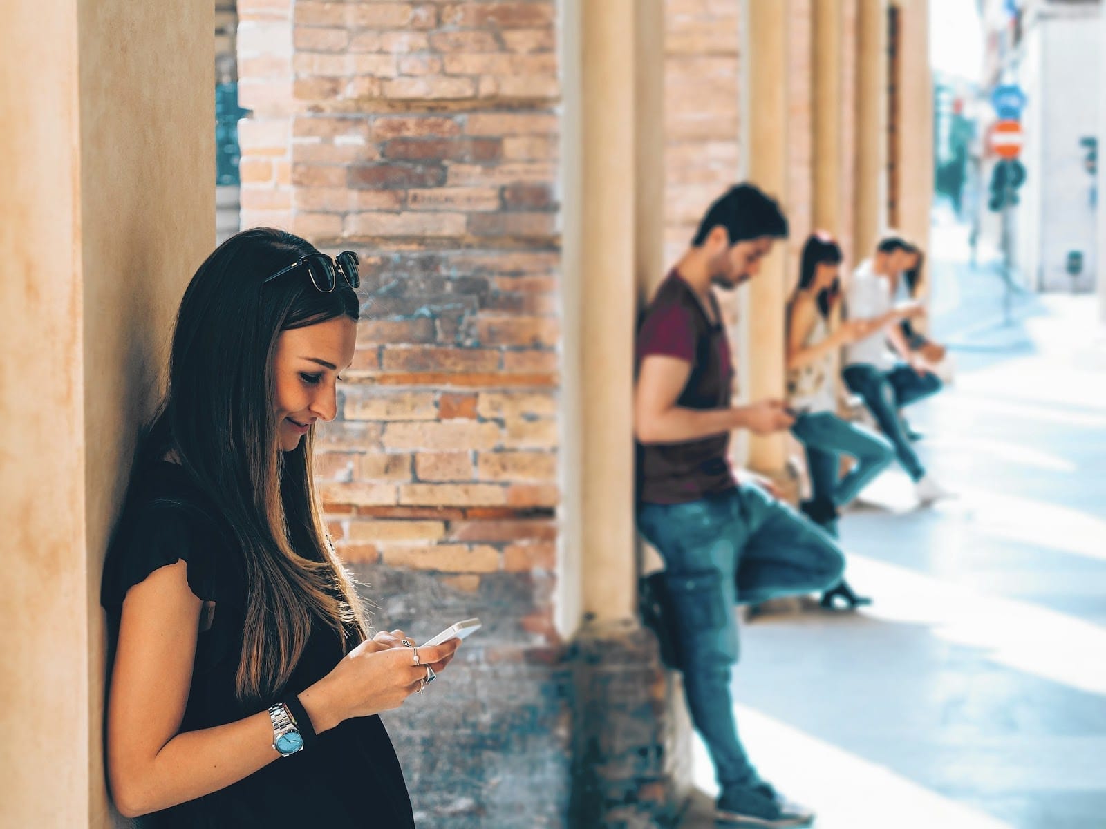 Vivemos mais conectados do que nunca, mas a solidão cresce em todo o mundo. Entenda a relação entre ansiedade, redes sociais e isolamento emocional, e descubra como fortalecer conexões reais.