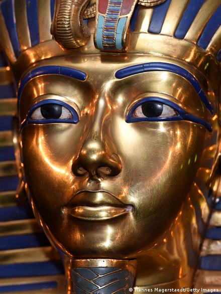 Conheça a história de Tutancâmon, o jovem faraó cuja tumba praticamente intacta revolucionou a arqueologia. Descubra quem foi, como morreu e por que sua máscara de ouro se tornou um símbolo do Egito Antigo.