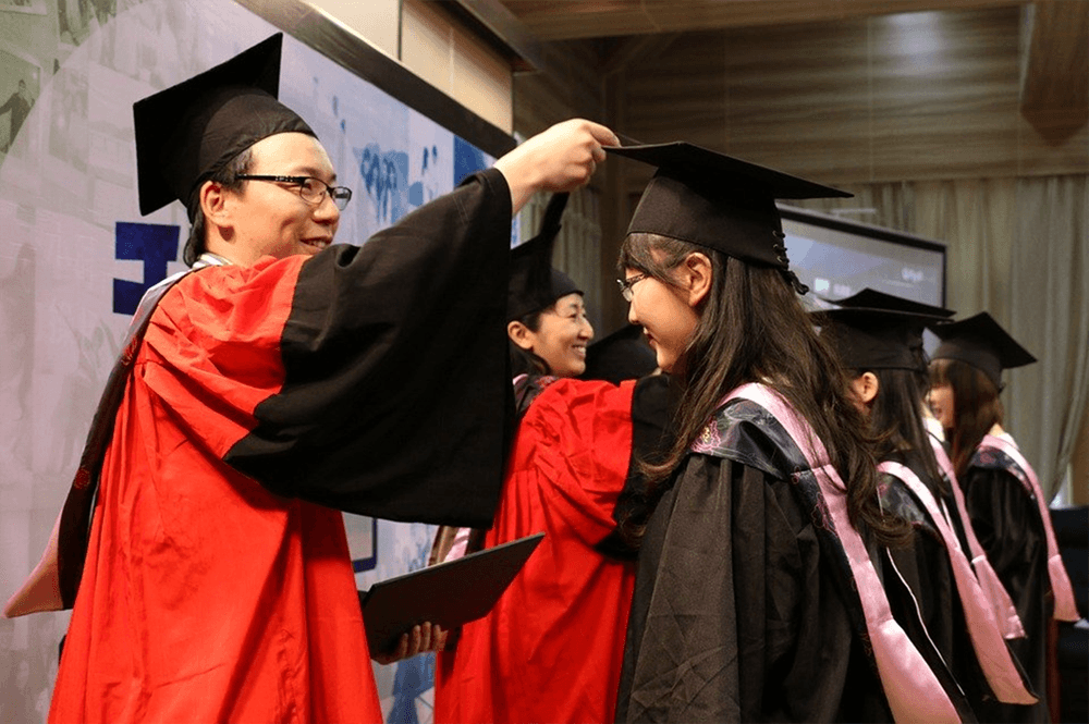 Como a China investe em educação de qualidade? Descubra as estratégias que transformaram o país em uma potência tecnológica, científica e industrial e quais lições podem servir de inspiração para o futuro.