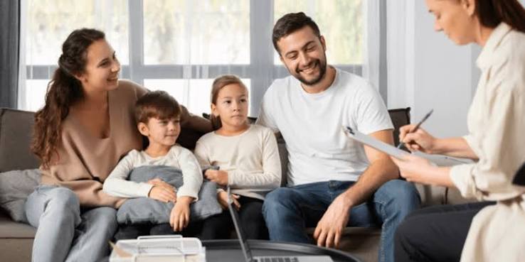 Descubra como a família que cuida da saúde emocional fortalece o diálogo, acolhe sentimentos e cria um ambiente de apoio, respeito e bem-estar para todos.