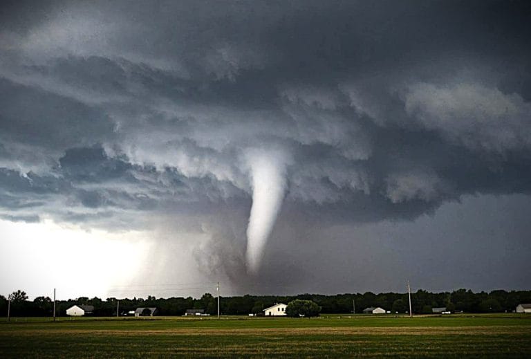 Entenda por que tornados, tempestades e vendavais preocupam especialistas, como o clima extremo afeta o Brasil e quais soluções ajudam cidades a se preparar.