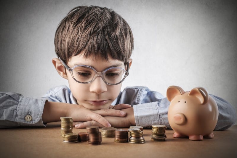 Entenda por que a educação financeira é importante, como a falta desse conhecimento afeta sua vida e o papel da escola e da família nessa formação.