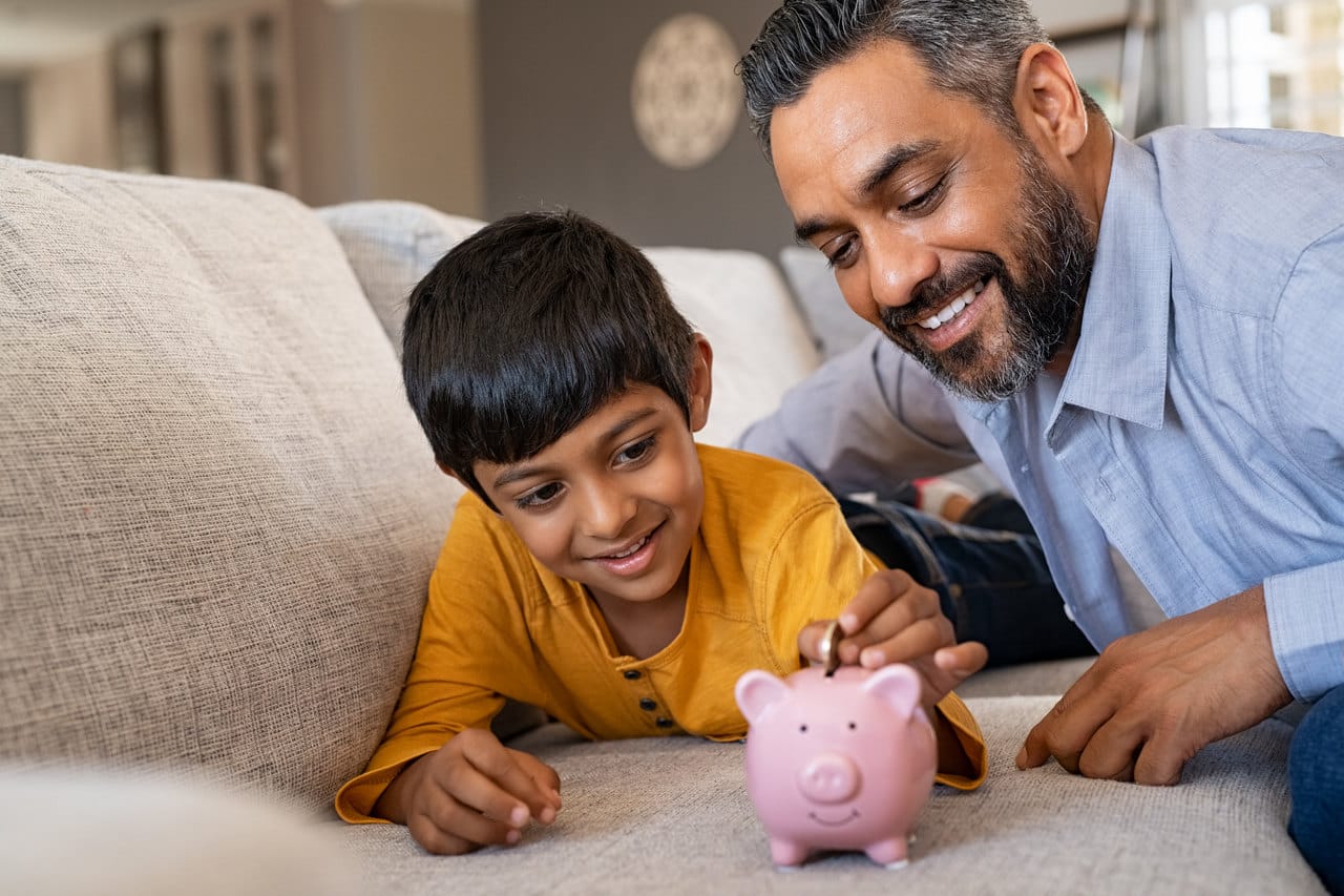 Aprenda como ensinar educação financeira para crianças de forma simples, saudável e divertida, com exemplos sobre dinheiro, consumo e planejamento.