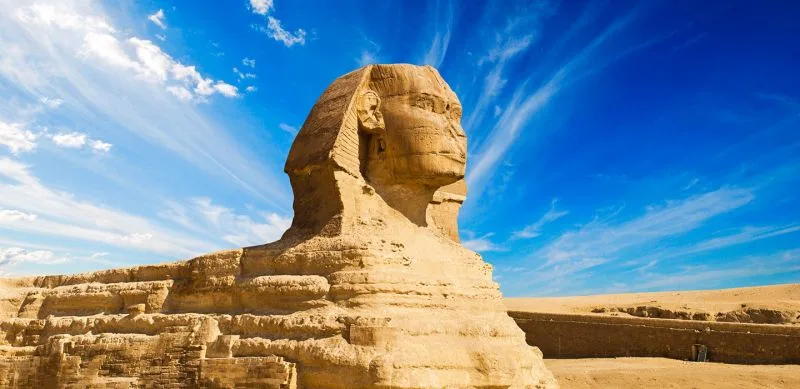 Quem construiu a Grande Esfinge de Gizé? Conheça as evidências sobre Quéfren, sua idade, função, erosão e os mistérios do monumento egípcio.
