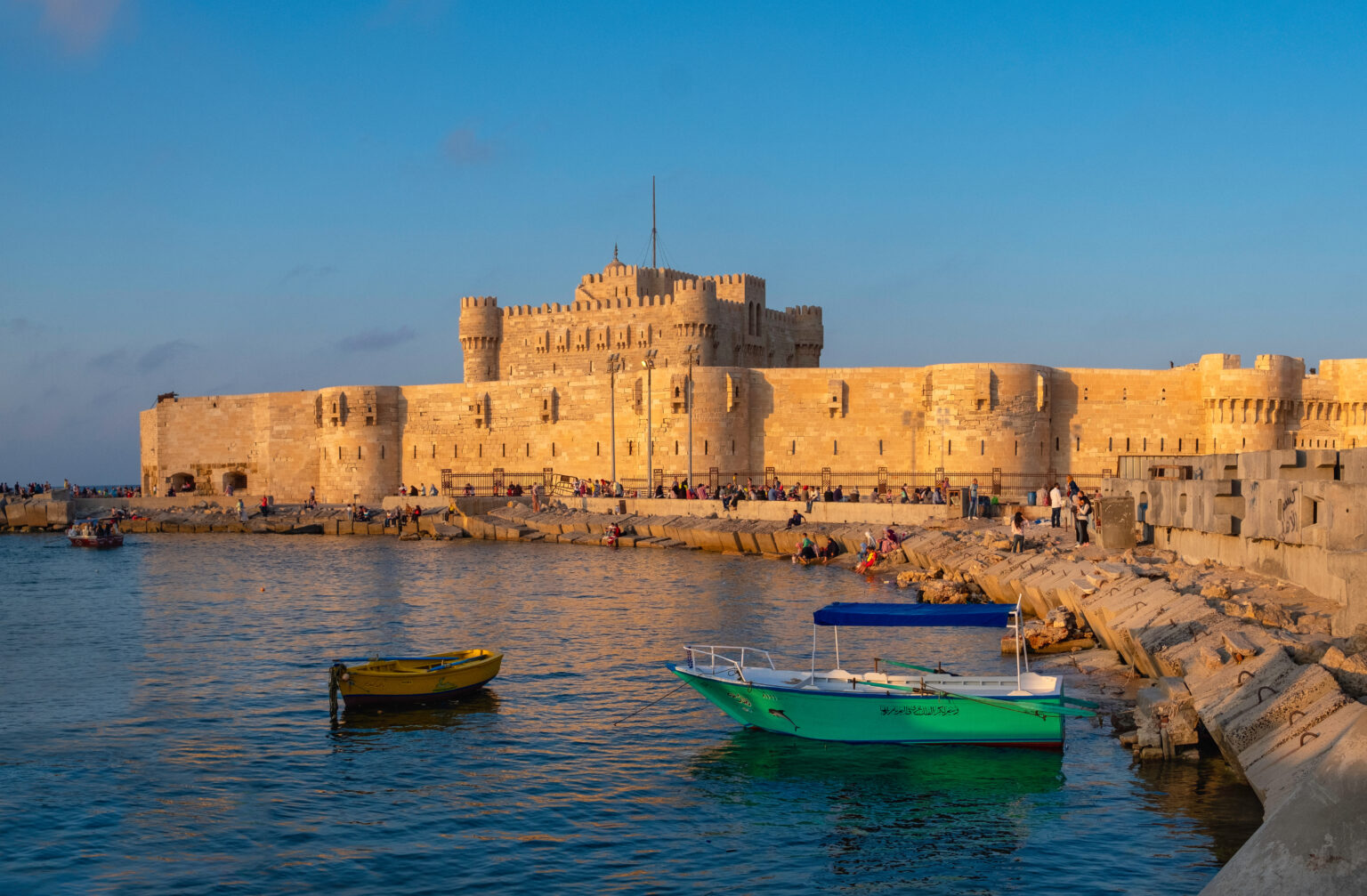 Descubra a história de Alexandria, fundada por Alexandre, o Grande, e conheça sua famosa biblioteca, o Farol e os mistérios do Egito Antigo.