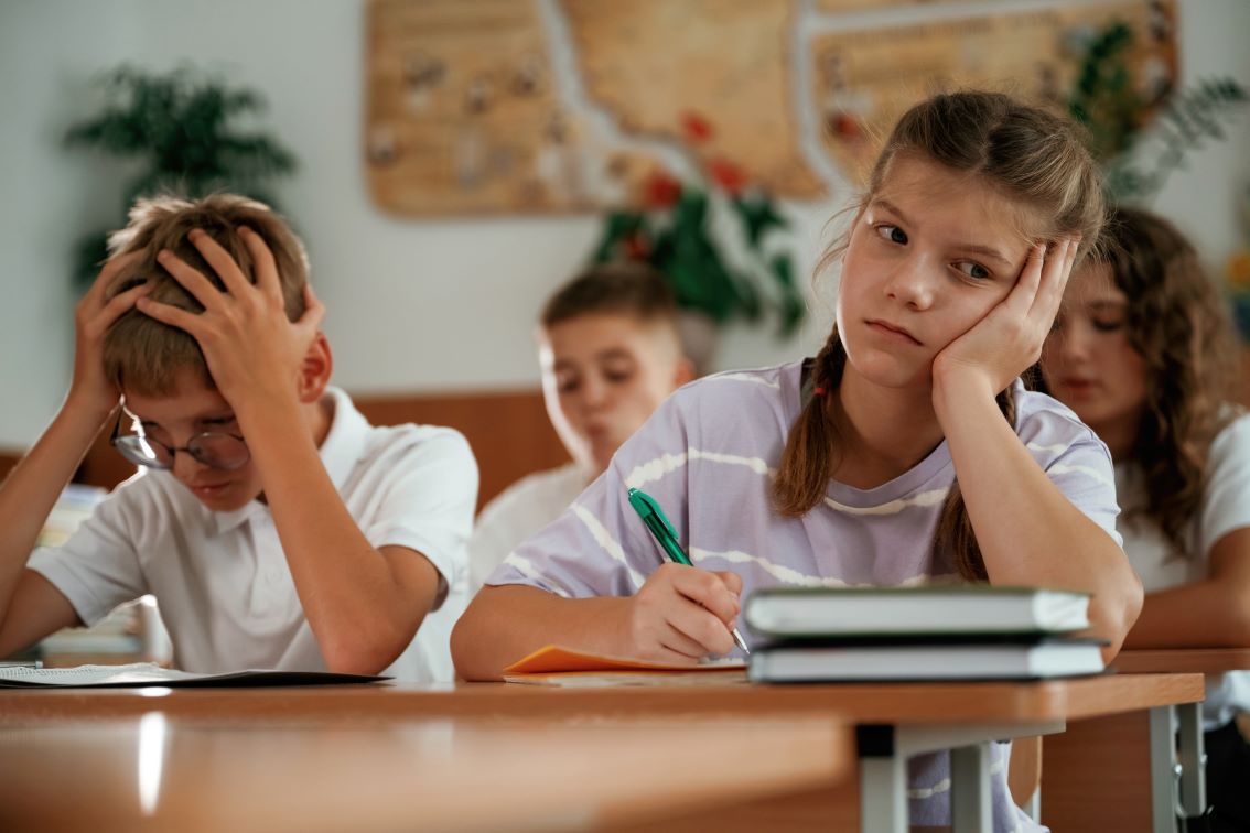 Entenda como a falta de educação emocional nas escolas afeta a convivência e descubra como famílias e educadores podem ajudar os estudantes.
