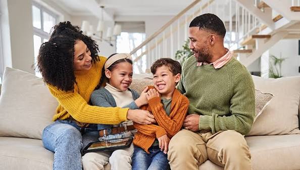 Como uma família que aprende a ouvir fortalece o diálogo, resolve conflitos com respeito e constrói vínculos afetivos mais saudáveis
